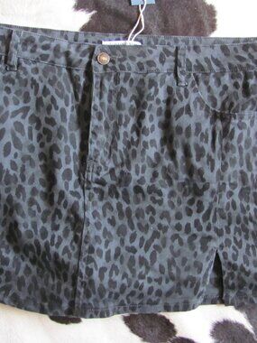 LUVAMINA WOMENS PLUS SIZE DENIM LEOPARD SKORT NIP